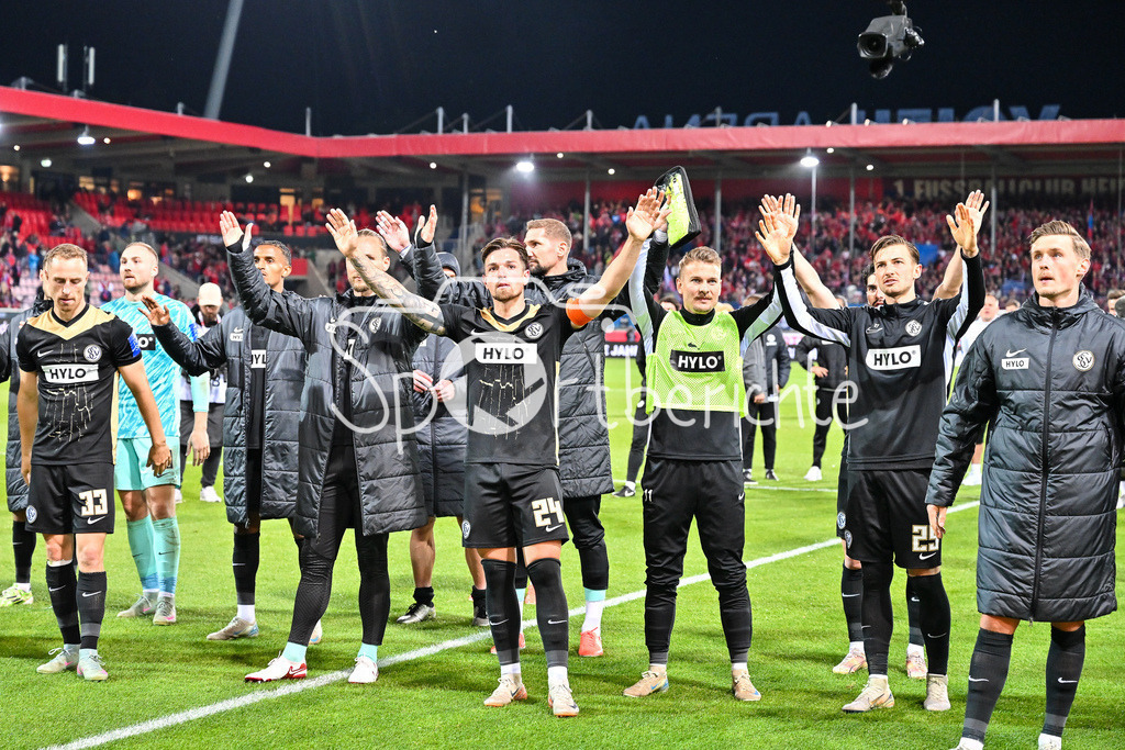 1. FC Heidenheim - SV Elversberg 07 | Die Spieler der Gaeste verabschieden sich nach der Partie bei den mitgereisten Fans aus Elversberg / Relegation Bundesliga: 1. FC Heidenheim - SV Elversberg 07, Voith-Arena am 22.05.2025 / DFL REGULATIONS PROHIBIT ANY USE OF PHOTOGRAPHS AS IMAGE SEQUENCES AND/OR QUASI-VIDEO / BLD / ZDF