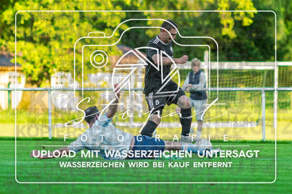 3. Kreisklasse Herren HK - FG Fulde-Stellichte II vs. SV Veersetal II | Stefan Schmoldt (SV Veersetal II#5), Pierre Langer (FG Fulde-Stellichte II #5); 3. Kreisklasse Herren HK - FG Fulde-Stellichte II vs. SV Veersetal II am 22.05.26 in Zentralstadion, Fulde - Realisiert mit Pictrs.com