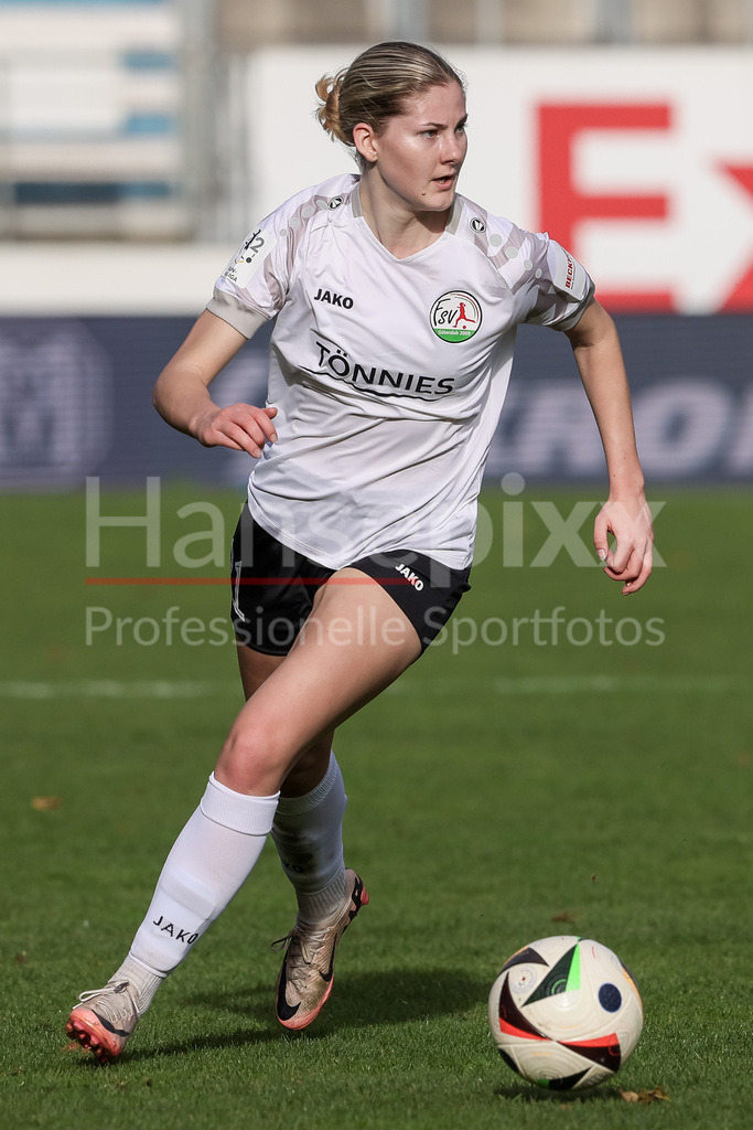 Fussball, 2. Frauen-Bundesliga, SV Meppen - FSV Gütersloh 2009 | v.li.: Katharina Rädeker (FSV Gütersloh 2009, 21) am Ball, Freisteller, Einzelbild, Ganzkörper, Aktion, Action, Spielszene, DIE DFB-RICHTLINIEN UNTERSAGEN JEGLICHE NUTZUNG VON FOTOS ALS SEQUENZBILDER UND/ODER VIDEOÄHNLICHE FOTOSTRECKEN. DFB REGULATIONS PROHIBIT ANY USE OF PHOTOGRAPHS AS IMAGE SEQUENCES AND/OR QUASI-VIDEO.
