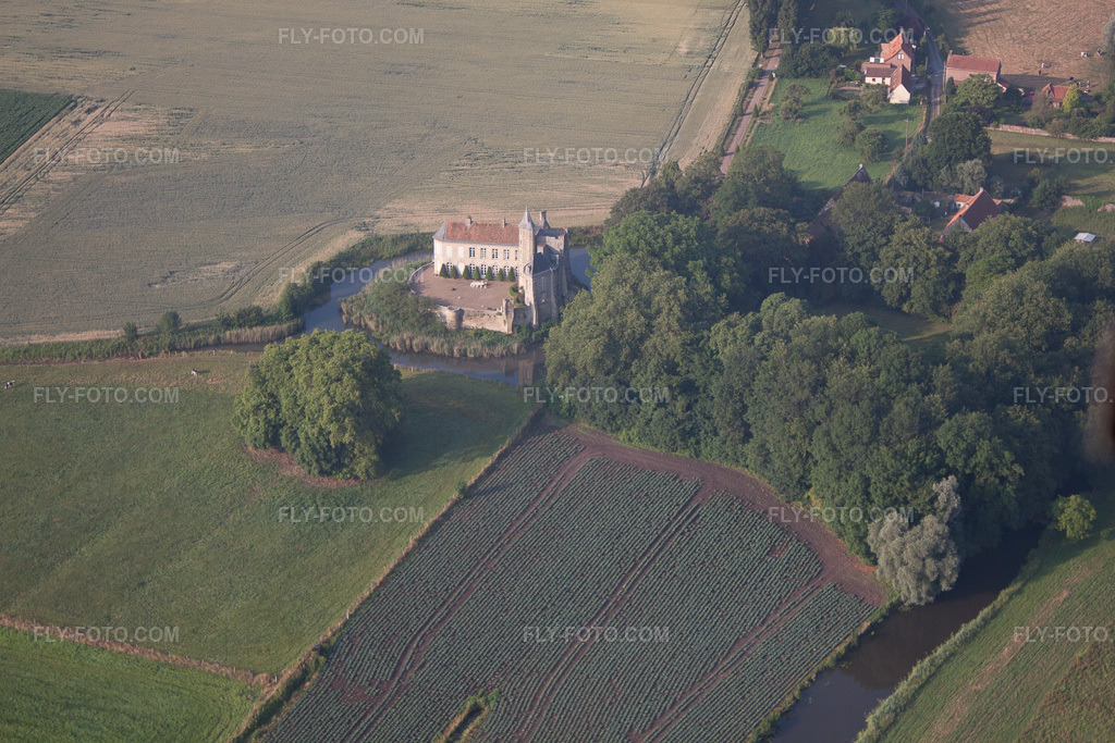 Aerial view: Buildings and castle park facilities of the moated castle of Tilques in Tilques in the state Pas de Calais, France. – Photo: IMG_58912.jpg taken on 07/22/2013 by Werner Riehm/FLY-FOTO.com – Resolution of the original: 4752 x 3168 px