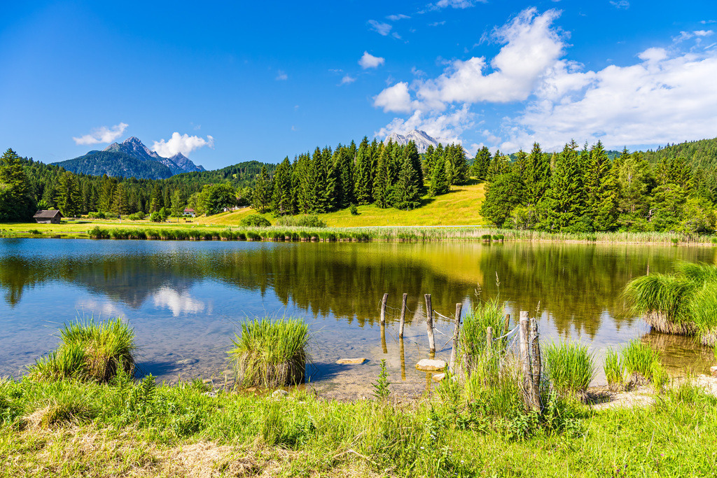 Landschaft mit Schmalensee und Wettergebirge nahe Mittenwald in Bayern | Landschaft mit Schmalensee und Wettergebirge nahe Mittenwald in Bayern.