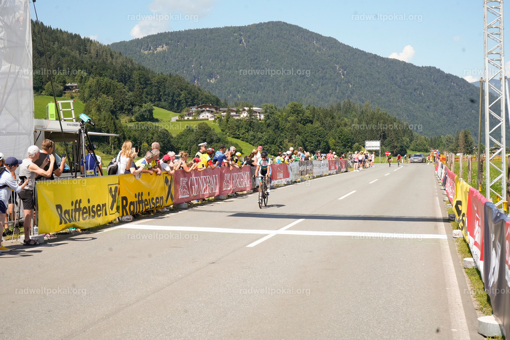 705_20230817_Bewerb_Maenner_Muehlanger | AUT - OESTERREICH, 2023-08-16: SPORT RENNRAD-FAHREN - 55. INTERNATIONALER RADWELTPOKAL IN ST. JOHANN IN TIROL  - Vintage-Radrennen mit WM-Bronze-Medaillen-Siegerin Christina Schweinberger, den Teilnehmer und Alexander Baumann (vom Orginastions-Team) - TAG 2 BEWERB MAENNER IN SECHS GRUPPEN  ; Foto: Roland Muehlanger
