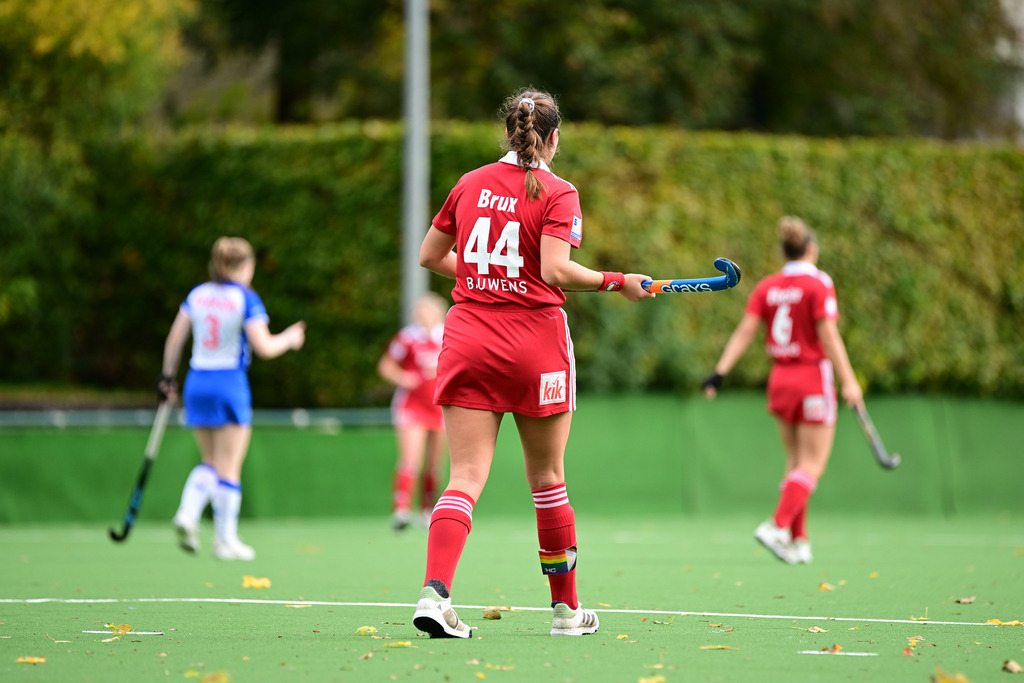 Hockey I Frauen I Saison 2023-2024 I 1. Bundesliga I Großflottbeker THGC - Rot-Weiss Köln | Paula Brux mit Schläger in der Hand - Realisiert mit Pictrs.com