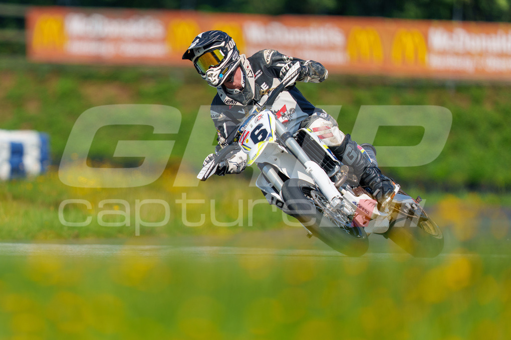 SuperMoto_Staatsmeisterschaft_Greinbach_314 | GRIPcapture steht für authentische Sportfotografie in Österreich – für Momente, die mehr sind als Geschwindigkeit oder Ergebnis. Es geht um Emotion, Spannung, Fokus und den Augenblick, der oft nur einen Wimpernschlag dauert.Ob Motorsport, Teamsport oder 