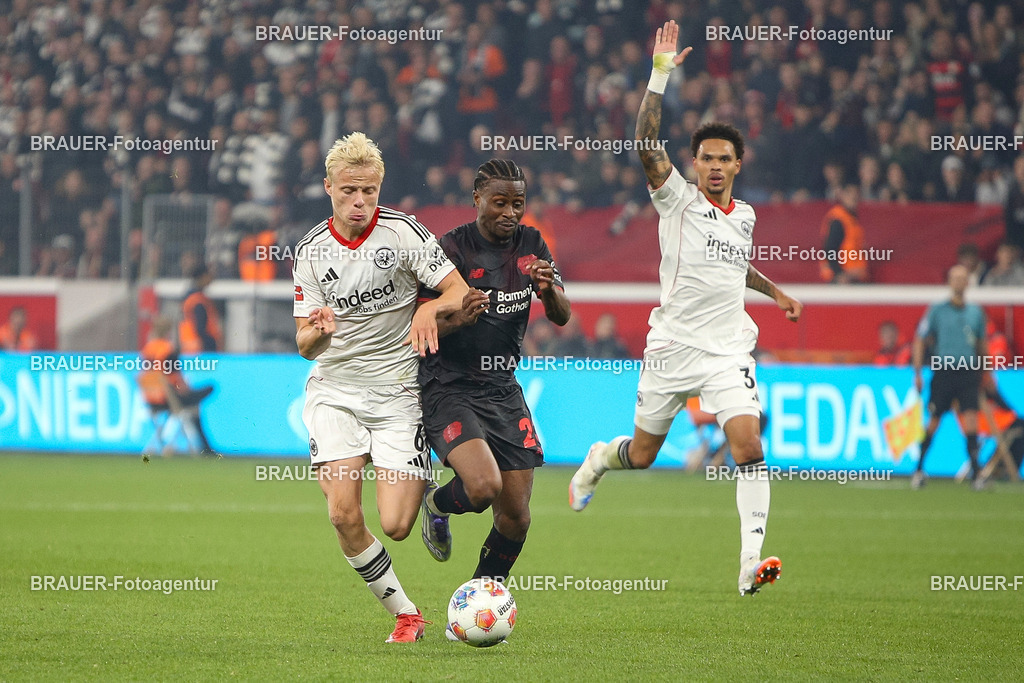 Bayer 04 Leverkusen vs Eintracht Frankfurt - Bundesliga  | Leverkusen, Deutschland, 12.09.25:   Oscar Hojlund (Eintracht Frankfurt) und Nathan Tella (Bayer 04 Leverkusen) im Kampf um den Ball waehrend des Spiels der Bundesliga zwischen  Bayer 04 Leverkusen vs Eintracht Frankfurt in der BayArena(Foto von Brauer-Fotoagentur / Adrian Schlueter)