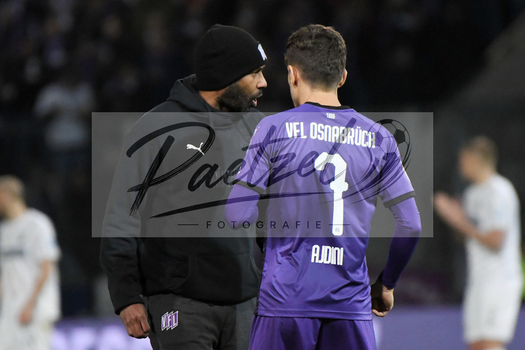 20200129_OSNSVS_0046JPG | Fußball, Herren: Trainer Daniel Thioune (VfL Osnabrück) und Bashkim Ajdini (VfL Osnabrück) unterhalten sich beim Spiel der 2. Bundesliga zwischen VfL Osnabrück vs. SV Sandhausen am 29.01.2020 im Stadion an der Bremer Brücke in Osnabrück, Deutschland.(Foto von Nico Paetzel) - Realisiert mit Pictrs.com