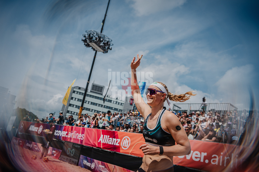 Beachvolleyball | Männer | Allianz German Beach Tour 2025 | Tourstop Hamburg | 31.05.2025 | Anna Behlen läuft in die Arena ein