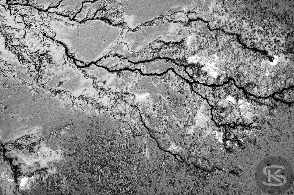 Ground Levels – Abstrakte Landschaften entwässerter Seen aus der Vogelperspektive | Ground Levels zeigt Drohnenaufnahmen entwässerter Seegründe, die zwischen Realität und Abstraktion oszillieren. Rinnsale, Pfützen und Muster verwandeln sich aus der Luft zu abstrakten Kompositionen – Fotokunst von Stefan Kuhn. - Realisiert mit Pictrs.com