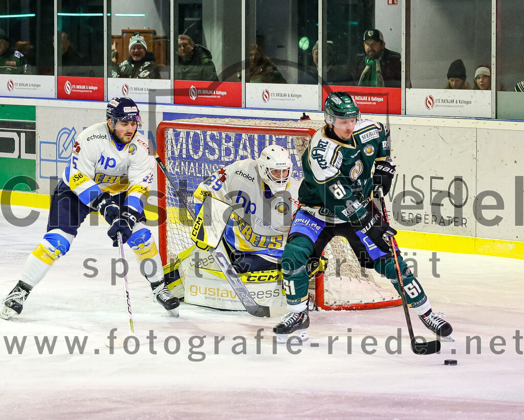 2026-01-09_084_TSV_Erding_gegen_Stuttgart_Rebels | Erding, Deutschland, 09.01.2026:Eishockey, Oberliga Süd 2025 / 2026, 35. Spieltag, TSV Erding gegen Stuttgart Rebels, Endergebnis: Emre Yamak (Stuttgart Rebels, #55), Torwart Nick Jordan Vieregge (Stuttgart Rebels, #29), Dennis Miller (Erding Gladiators, #61)Foto: Christian Riedel / fotografie-riedel.net