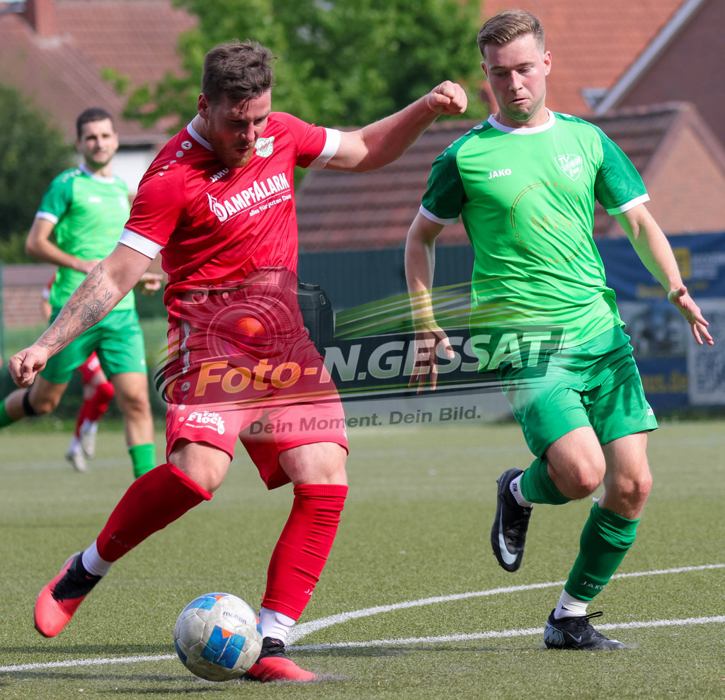 Bünder SV - TV Elverdissen | Auf dem Bild zu sehen: rot Bünder SV: Fabian Schnelle ; grün TV Elverdissen: Henrik Heidsiek Bünder SV, TV Elverdissen, Saison 26/27, Kreisliga A, Bünde, Deutschland - Realisiert mit Pictrs.com