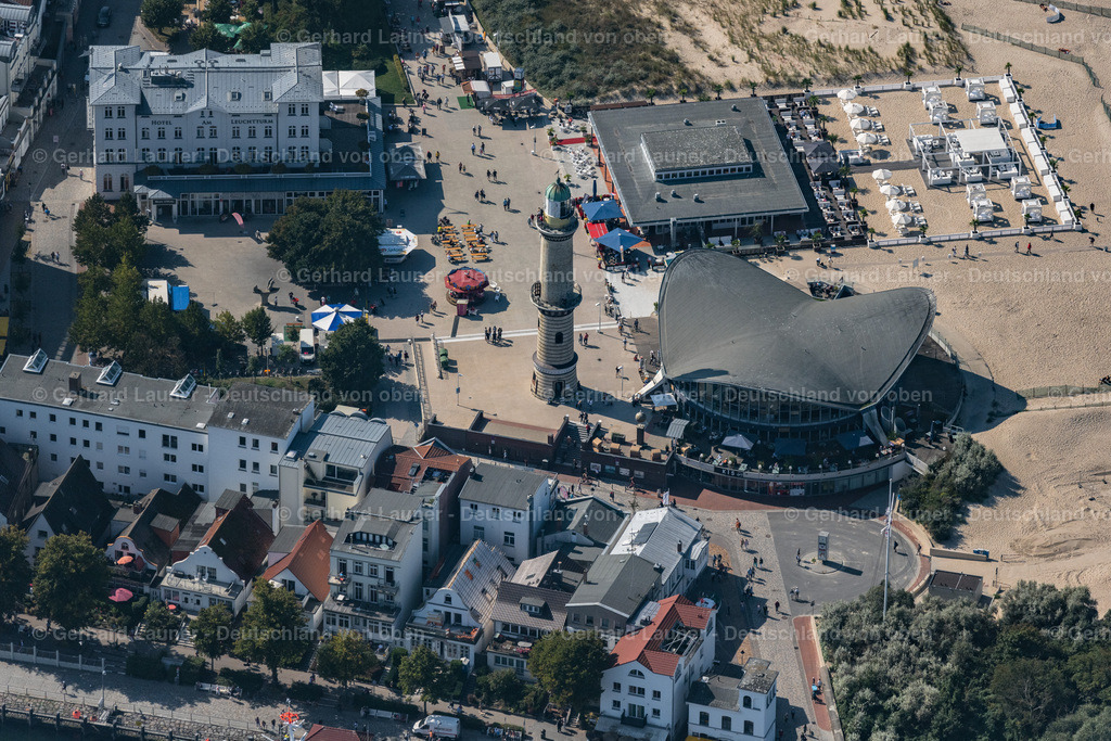 4061962 | Warnemünde 08.09.2021 Tische und Sitzbänke der Freiluft- Gaststätten Gebäude - Ensemble Leuchtturm - Teepott am Sandstrand im Ortsteil Warnemünde in Rostock im Bundesland Mecklenburg-Vorpommern, Deutschland. Weiterführende Informationen bei: Teepott-Restaurant,  w.Holz GmbH Gastronomie &amp; Catering-Team. // Tables and benches of open-air restaurants building - Ensemble Leuchtturm - Teepott in the district Warnemuende in Rostock in the state Mecklenburg - Western Pomerania, Germany. Further information at: Teepott-Restaurant,  w.Holz GmbH Gastronomie &amp; Catering-Team. Foto: Gerhard Launer