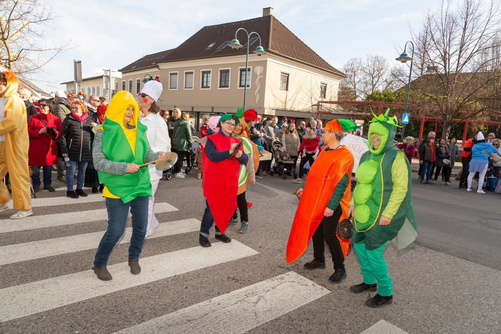 Umzug2025-149_9810 | Fotostrecke: FASCHINGSUMZUG 2025 in Loosdorf. 22 Masken(gruppen)-Teilnehmer: Loosdorfer Vereine, Wirtschaftstreibende, Gemeindeabordnungen sowie Kreditinstitute. rund 700 Besucher entlang der Hauptstrasse. Veranstaltungs-Sicherung durch Mannschaft der FF-Loosdorf mit schwerem Gerät. Maskenprämierung am EKZ-Platz durch Bgm. Thomas Vasku in den Kategorien: Bester Festwagen (Fa. gkonzept-Groissenberger; Beste Personengruppe-ASK-Loosdorf; Beste Einzelperson; Weiteste Anreise-FF Schollach;
