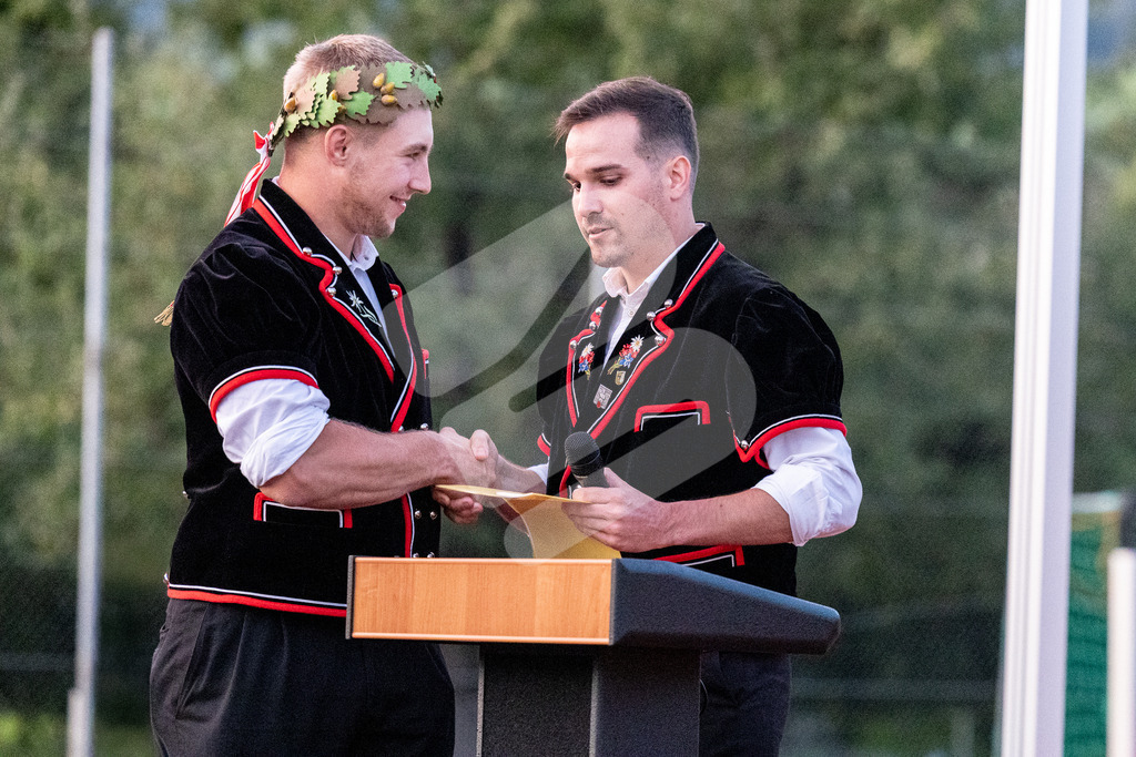 ESAF2025_Empfang_8544 | Die Schwinger des Schwyzer Kantonalen Schwingerverbandes: Fotos, die Dynamik und Leidenschaft festhalten, sowie emotionale Momente aus dem traditionellen Schwingsport zeigen. - Realisiert mit Pictrs.com