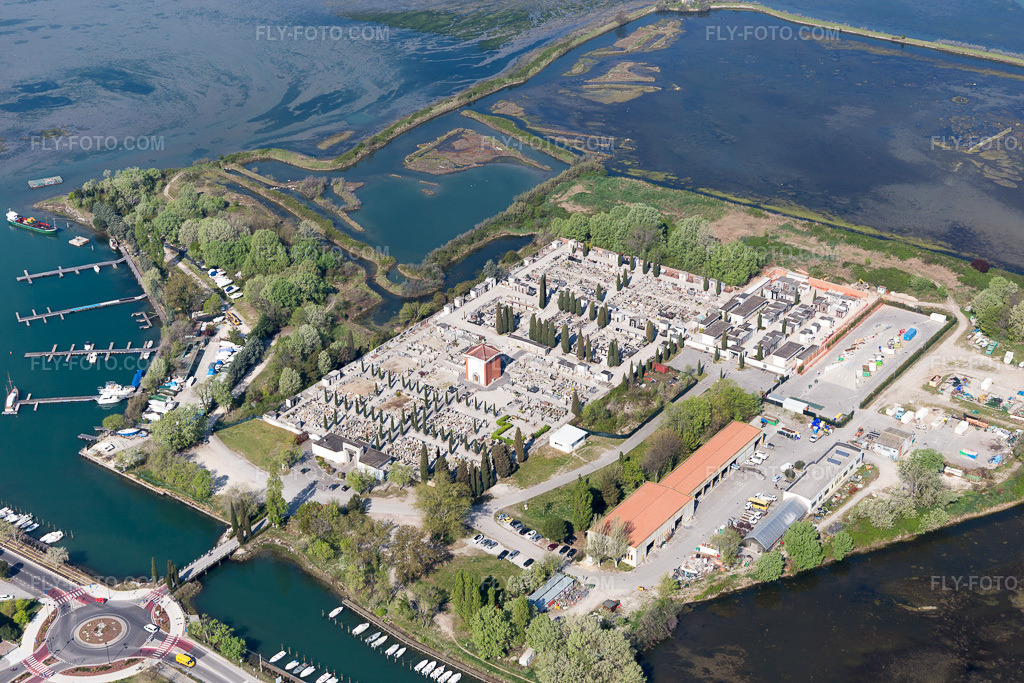 Aerial view: View of the town in Grado in the state Gorizia, Italy. – Photo: IMG_098099.jpg taken on 04/03/2017 by Werner Riehm/FLY-FOTO.com – Resolution of the original: 5472 x 3648 px