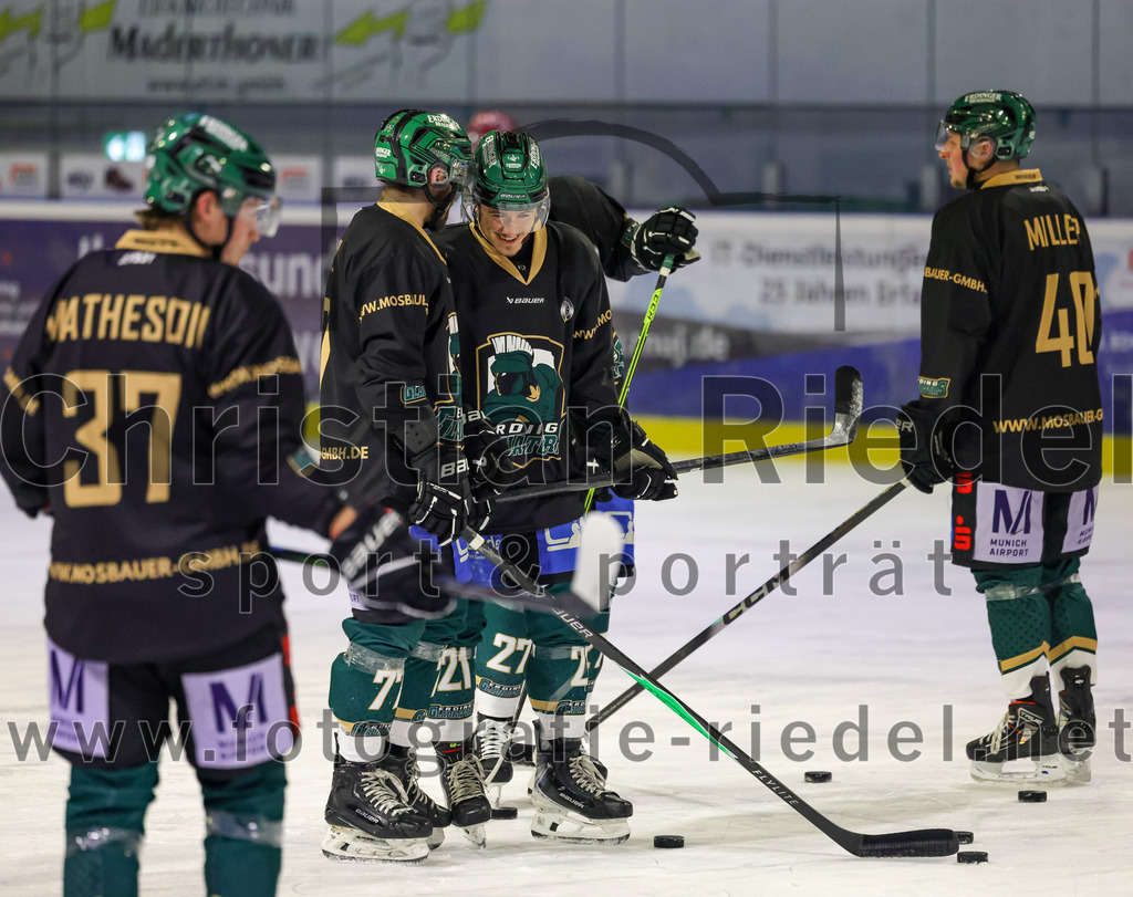2026-02-20_023_TSV_Erding_gegen_Deggendorfer_SC | Erding, Deutschland, 20.02.2026:Eishockey, Oberliga Süd 2025 / 2026, 49. Spieltag, TSV Erding gegen Deggendorfer SC, Endergebnis: 4:1Philipp Michl (Erding Gladiators, #77), Erik Modlmayr (Erding Gladiators, #21)Foto: Christian Riedel / fotografie-riedel.net