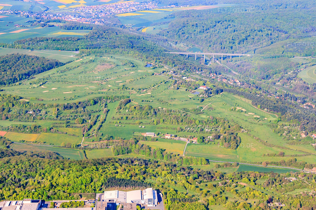 Luftbild: Golfplatz des Golf Club Würzburg e.V. und Talbrücke Heidingsfeld der A3 im Ortsteil Heuchelhof in Würzburg im Bundesland Bayern in Deutschland. Foto: IMG_57068.jpg vom 08.05.2013 durch Werner Riehm/FLY-FOTO.deGolf Club Würzburg
