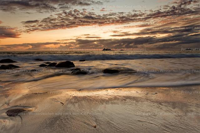 Goldene Brandung am Abend | Stimmungsvolle Küstenaufnahme in der Bretagne mit sanfter Brandung, nassem Sand und warmem Abendlicht am Horizont. Die Spiegelungen auf dem Strand und die bewegten Wellen erzeugen eine ruhige, maritime Atmosphäre. - Realisiert mit Pictrs.com