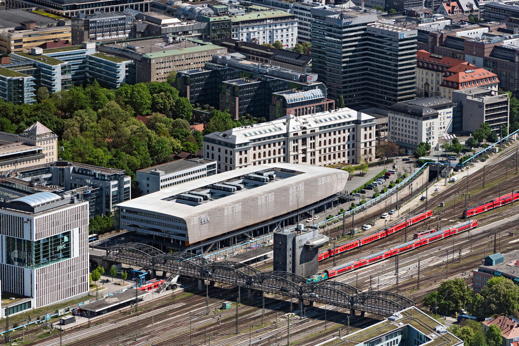dr__0064185.jpg | MüNCHEN 29.04.2025 ZOB Omnibus- Bahnhofs- Terminal an Arnulfstraße der Verkehrsbetriebe im Ortsteil Ludwigsvorstadt in München im Bundesland Bayern, Deutschland. Weiterführende Informationen bei: ALPINE Bau CZ a.s.,  Auer Weber Assoziierte GmbH,  H-BAU Technik GmbH,  HOCHTIEF Aktiengesellschaft AG,  Wealthcap Kapitalverwaltungsgesellschaft mbH. // Central Bus Station to Arnulfstrasse the Public Transportation in the district Ludwigsvorstadt in Munich in the state Bavaria, Germany. Further information at: ALPINE Bau CZ a.s.,  Auer Weber Assoziierte GmbH,  H-BAU Technik GmbH,  HOCHTIEF Aktiengesellschaft AG,  Wealthcap Kapitalverwaltungsgesellschaft mbH. Foto: Daniel Reiter