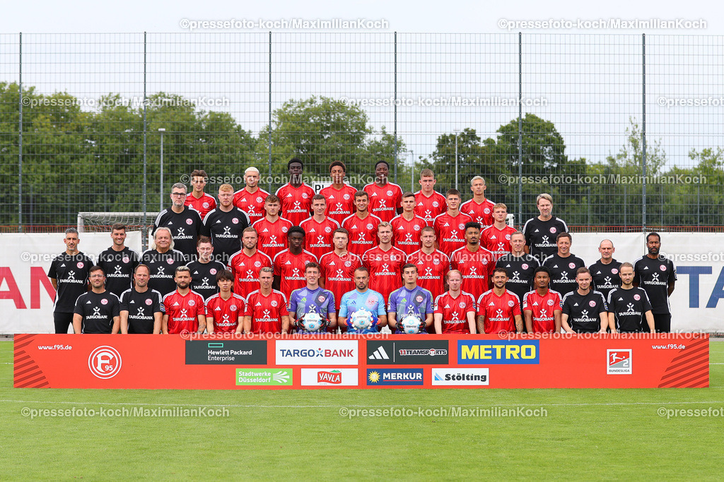 Due2BL25072401001 | Fortuna Düsseldorf; 2. Bundesliga, Porträttermin 2024/2025, Mannschaftsfoto, Oben (v.li.): David Savic, Jona Niemiec, Joshua Quarshie, Sima Suso, King Manu, Isak Johannesson, Shinta Appelkamp , 2. Reihe (v.li.): Mannschaftsbetreuer Oliver Paashaus, Zeugwart Tom Wirtz, Tim Rossmann, Marcel Sobottka, Tim Oberdorf, Yannik Engelhardt, Danny Schmidt, Daniel Bunk, Teammanager Sascha Rösler, 3. Reihe (v.li.): Athletiktrainer Engin Cicem, Athletiktrainer Andreas Gross, Mannschaftsarzt Ulf Blecker, Physiotherapeut Marcel Verstappen, Andre Hoffmann, Noah Mbamba, Dzenan Pejcinovic, Vincent Vermeij, Jordy de Wijs, Emmanuel Iyoha, Torwarttrainer Christoph Semmler, Co-Trainer Jan Hoepner, Co-Trainer Manfred Stefes, Cheftrainer Daniel Thioune, unten (v.li.): Physiotherapeut Mathias Eckl, Physiotherapeut Frank Hörstmann, Nicolas Gavory, Ao Tanaka, Felix Klaus, Florian Schock, Florian Kastenmeier, Robert Kwasigroch, Dennis Jastrzembski, Matthias Zimmermann, Karim Affo, Videoanalyst Benjamin Fischer, Videoanalyst Jonas Bergerhoff ; Mannschaftsfoto, Teamfoto, Mannschaft, Team, Gruppenbild