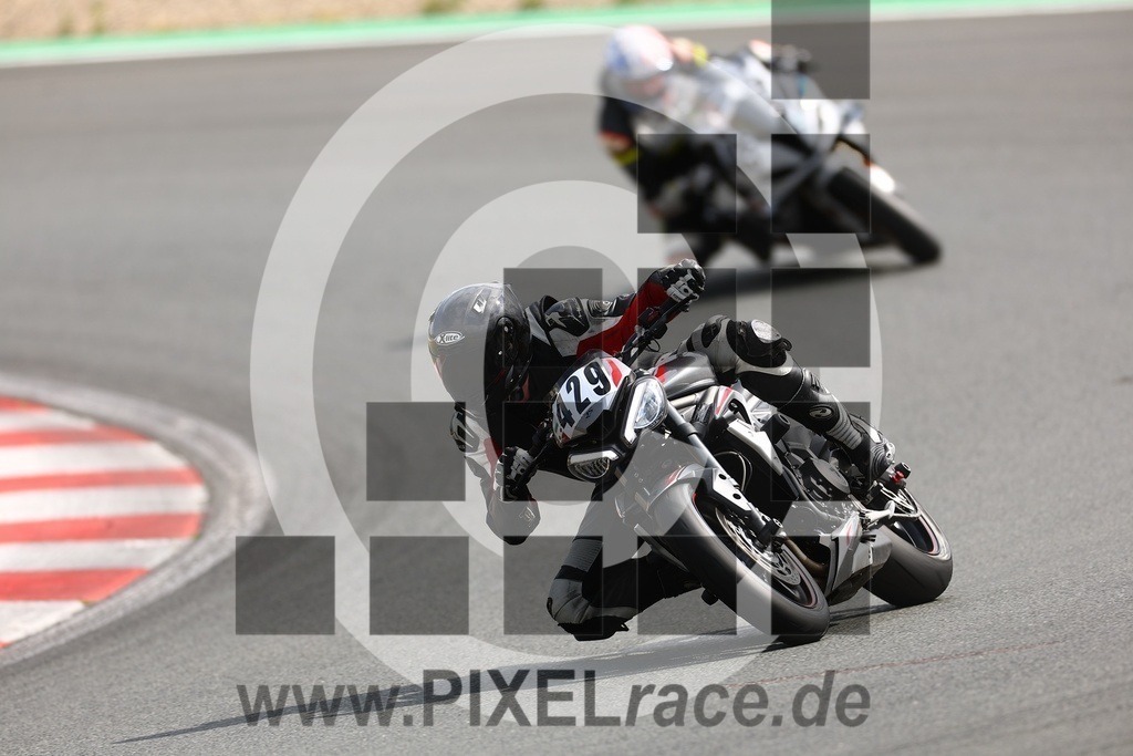 0429-20250616_01030 | Schöne Erinnerungen an spannende Momente - das festzuhalten ist unser Job. PIXELrace.de ist seit 2003 auf den Rennstrecken Europas unterwegs um die Action draußen beim Fahren und die wunderbare Stimmung imm Fahrerlager für euch einzufangen.