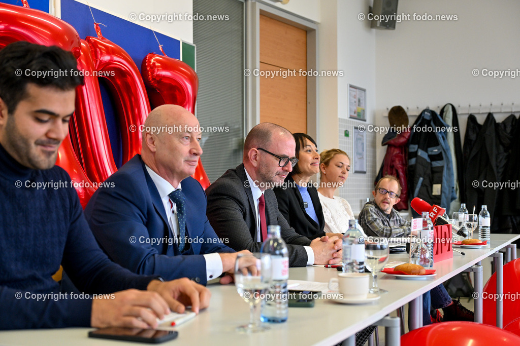 Pressekonferenz Personenkomitee fuer Didi Prammer_ 19.11.2024-5 | 19.11.2024, Linz, AUT, Pressekonferenz Personenkomitee fuer Didi Prammer, im Bild Umut Ovat (Student), Manfred Schauberger (Sprecher des Personenkomitee), Dietmar Prammer (SP, Geschaeftsfuehrender VizeBgm. und Bgm. Kanditat), Jasmine Chansri (Sprecherin des Personenkomitees), Alisha Jahn (Teamtrainerin Frauenfussballteam Blau Weiss), Markus Hinterleitner (Behindertensportverein BBRZ)