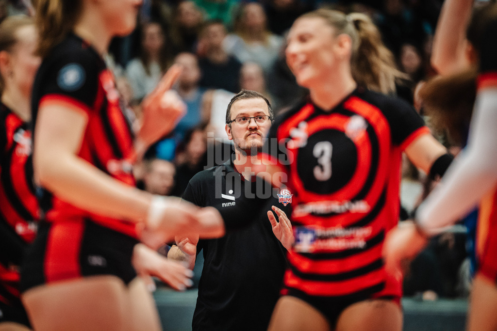 Volleyball | Frauen | Saison 2025/2026 | Volleyball Bundesliga | ETV Hamburger Volksbank Volleys vs. SSC Palmberg Schwerin | 17.01.2026 | Trainer Markus Friedrich (ETV Hamburger Volksbank Volleys)