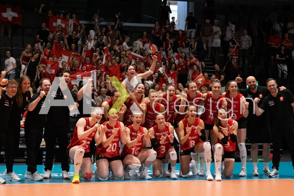 Austria v Switzerland - CEV European League Women | KRIENS, SWITZERLAND - JUNE 14: Team of Switzerland Winning Photo with Fans during the CEV European League match between Austria and Switzerland at Pilatus Arena on June 14, 2026 in Kriens, Switzerland. - Realisiert mit Pictrs.com