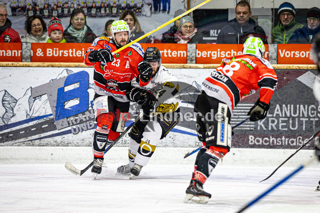 TSV Peißenberg MINERS gegen EHC Königsbrunn PINGUINE | Eishockey Bayernliga Herren Playoffs Viertelfinale 2024/25 - Spiel 6 von 7, TSV Peißenberg MINERS gegen EHC Königsbrunn PINGUINE, 20250221,Zweikampf zwischen Dejan VOGL (MINERS 23) und Dennis TAUSEND (EHC 24),2025-02-21 in Peißenberg (Eisstadion Peißenberg)Dejan VOGL (MINERS 23), Dennis TAUSEND (EHC 24)Copyright: WolfgangxLindner foto-lindner.de