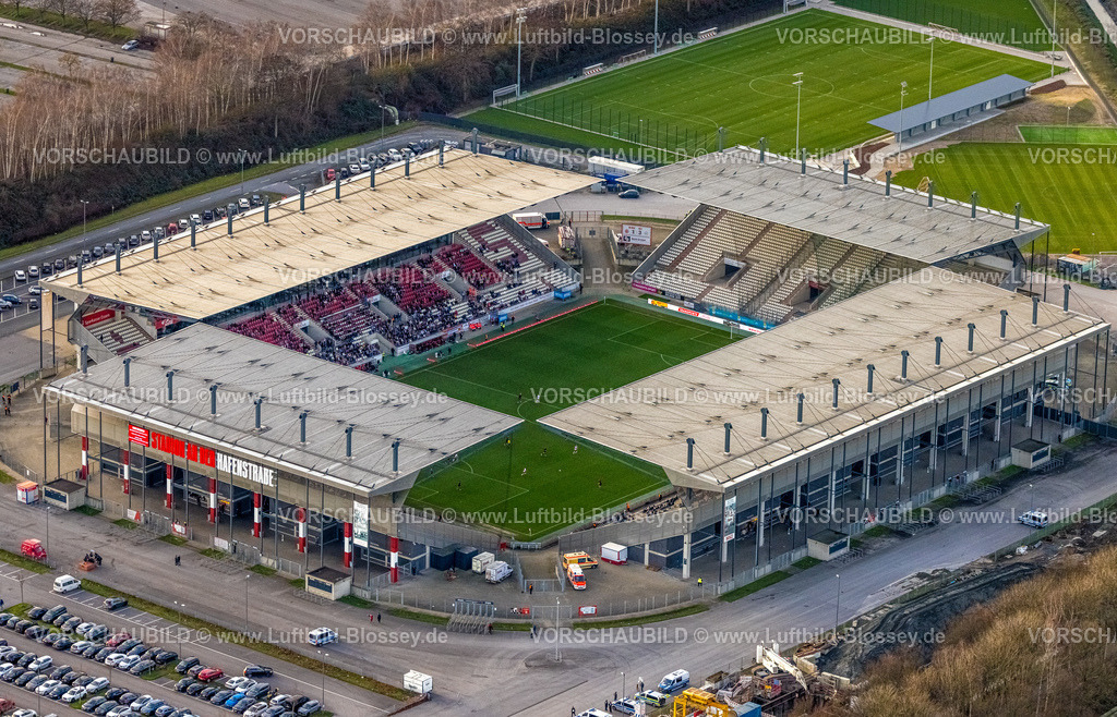 Essen230101520 | Luftbild, Stadion an der Hafenstraße, Fußballstadion Rot-Weiss Essen, Testspiel gegen Gornik Zabrze (1:3) Bergeborbeck, Essen, Ruhrgebiet, Nordrhein-Westfalen, Deutschland