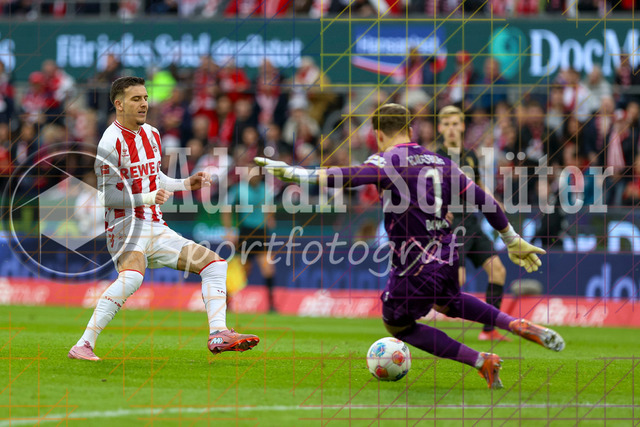 1. FC Köln vs FC Augsburg - 1. Bundesliga  | Köln, Deutschland, 18.10.25:   Said El Mala (1. FC Köln) und Finn Gilbert Dahmen (FC Augsburg) im Kampf um den Ball waehrend des Spiels der 1. Bundesliga zwischen  1. FC Köln vs FC Augsburg im RheinEnergieStadion(Foto von Brauer-Fotoagentur / Adrian Schlueter)