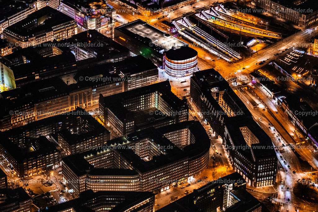 Hamburg_Steintorwall_Kontorhäuser_Nachtaufnahme_ELS_6659060325 | HAMBURG 06.03.2025 Nacht- Lichter und Beleuchtung Baustelle zum Neubau eines Mehrfamilien- Wohn- und Geschäftshauses " Johannis-Kontor " am Johanniswall im Ortsteil Altstadt in Hamburg, Deutschland. Weiterführende Informationen bei: AUG. PRIEN Immobilien  Gesellschaft für Projektentwicklung mbH,  Bezirksamt Hamburg-Mitte, Fachamt Stadt- und Landschaftsplanung,  Ed. Züblin AG,  KPW Papay Warncke und Partner Architekten mbB,  STRABAG AG. // Night lighting construction site for the new construction of a multi-family residential and commercial building " Johannis-Kontor " on Johanniswall in the district Altstadt in Hamburg, Germany. Further information at: AUG. PRIEN Immobilien  Gesellschaft fuer Projektentwicklung mbH,  Bezirksamt Hamburg-Mitte, Fachamt Stadt- und Landschaftsplanung,  Ed. Zueblin AG,  KPW Papay Warncke und Partner Architekten mbB,  STRABAG AG. Foto: Martin Elsen