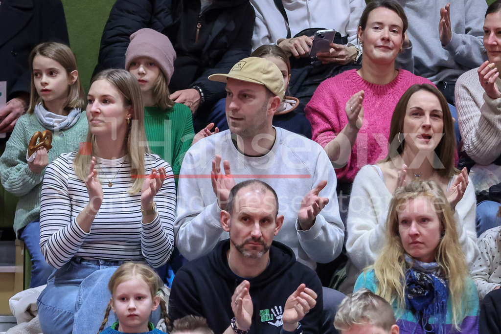 Handball, 2. Bundesliga Frauen, SV Werder Bremen - 1. FSV Mainz 05 | v.li.: Ole Werner, Trainer der Fußball-Profis des SV Werder Bremen sitzt als Zuschauer auf der Tribüne, besucht das Spiel, schaut sich das Spiel an