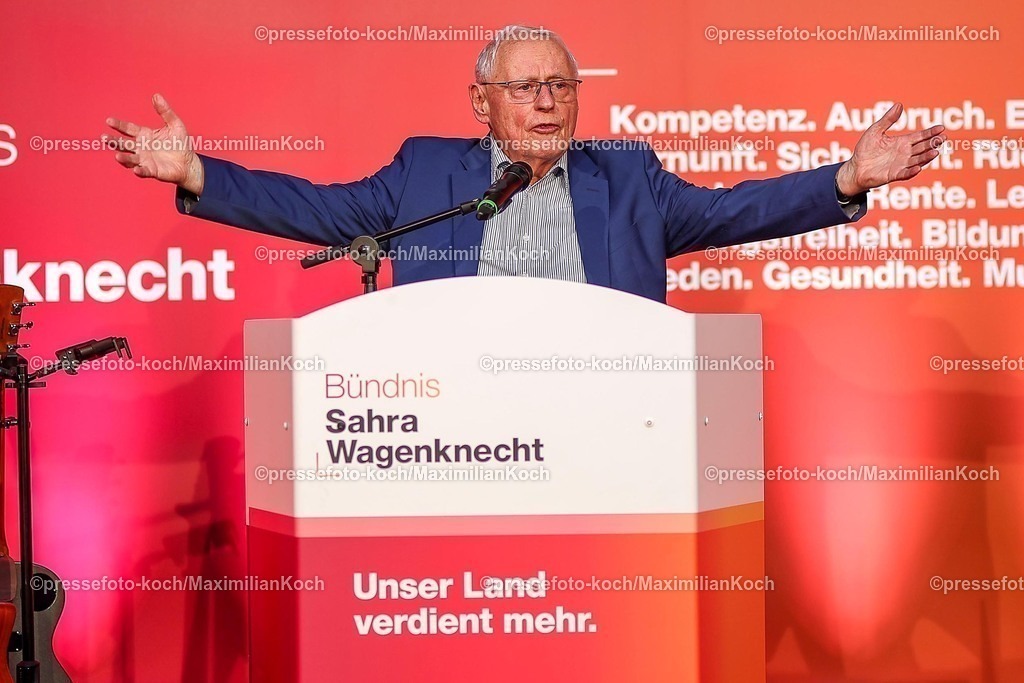Wup06022501030 | 06.02.2025, Wahlkampfveranstaltung Bündnis Sahra Wagenknecht - Der Politiker Oskar Lafontaine bei seiner Rede in der Alten Papierfabrik in Wuppertal. 