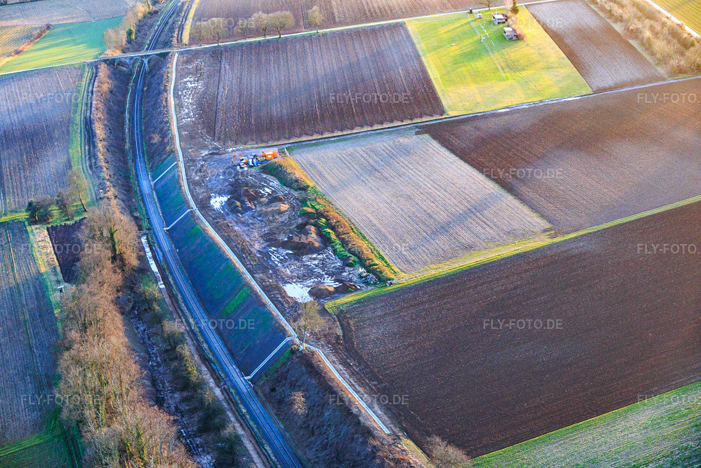 Luftbild: Hangsicherungsarbeiten an der Bahnstrecke Winden Weissenburg und Modellflugplatz in Freckenfeld im Bundesland Rheinland-Pfalz in Deutschland. Foto: IMG_153000.jpg vom 07.02.2026 durch Werner Riehm/FLY-FOTO.de