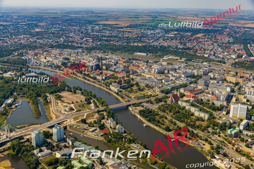 Luftaufnahme Altstadt Magdeburg - Die Luftaufnahme wurde 2025 vom UL-Flugzeug heraus erstellt ( ohne Drohne ) - Hochauflösende Luftaufnahme - für professionelle Ausdrucke geeignet. Die Geschenkidee !Mit Lizenz und Bildrechte bestellbar