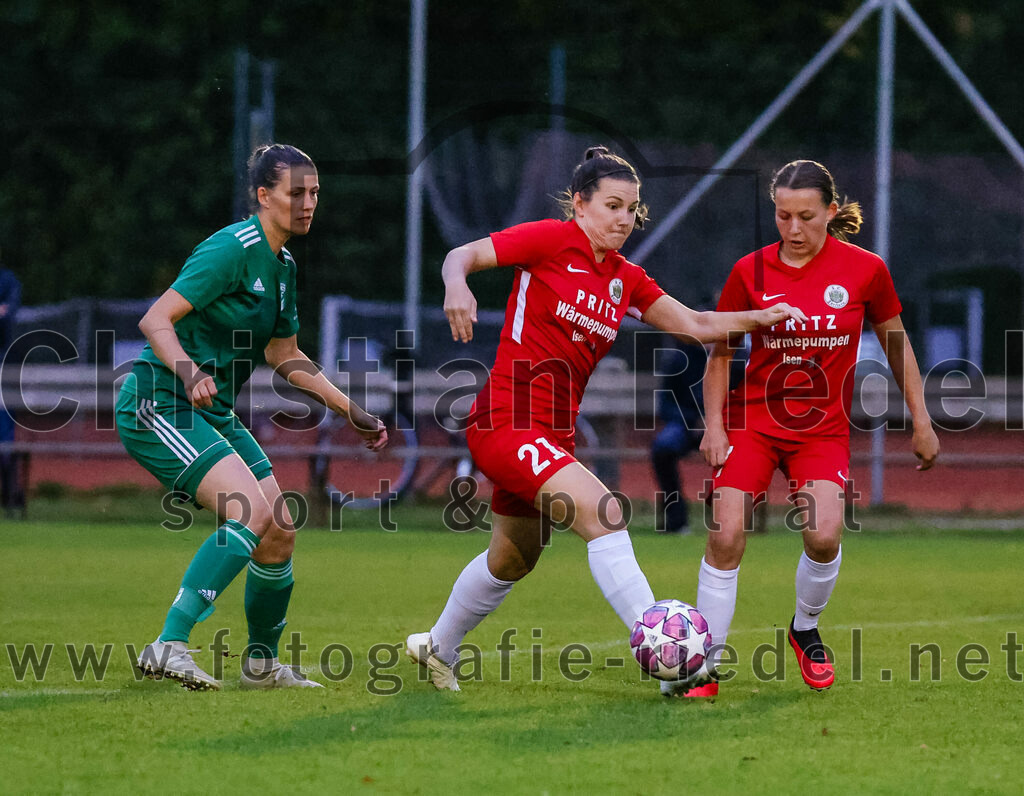 2023-10-21_027_FC_Forstern_gegen_FC_Ezelsdorf | Forstern, Deutschland, 21.10.2023:
Fußball, Frauen Bayernliga 2023 / 2024, 8. Spieltag, FC Forstern gegen FC Ezelsdorf, Endergebnis: 2:1

Jenny Hallmann (FC Ezelsdorf, #16), Vanessa Meingaßner (FC Forstern, #21), Marie Delles (FC Forstern, #7)

Foto: Christian Riedel / fotografie-riedel.net