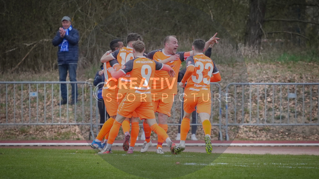 Fußball, Herren, Saison 2025/2026, Landespokal Brandenburg, Halbfinale, RSV Eintracht 1949 vs. VfB 1921 Krieschow, Samstag 28.03.2026, Sportplatz-Heinrich-Zille-Straße | Fußball, Herren, Saison 2025/2026, Landespokal Brandenburg, Halbfinale, RSV Eintracht 1949 vs. VfB 1921 Krieschow, Samstag 28.03.2026, Sportplatz-Heinrich-Zille-Straße, Im Bild: Jubel beim VfB Krieschow nach dem Treffer zum 0:1 durch Andy Hebler. - Realisiert mit Pictrs.com