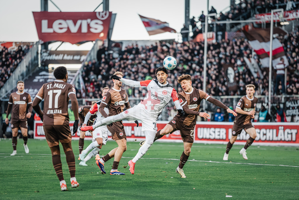 Fußball | Männer | Saison 2024/2025  | Fußball-Bundesliga | 16. Spieltag | FC St. Pauli vs. Eintracht Frankfurt | 11.01.2025 | v.l. Omar Marmoush (#7, Eintracht Frankfurt) gegen Philipp Treu (#23, FC St. Pauli)