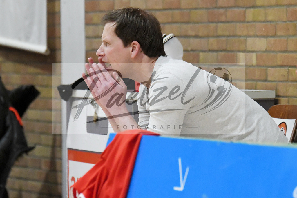 20200126_OSCTGN_0041 | Basketball, Juniorinnen: Assistenztrainer Lars Herrmann (OSC Junior Panthers) gestikuliert beim Spiel der WNBL zwischen OSC Junior Panthers vs. TG Neuss Junior Tigers am 26.01.2020 im Panthers Dome in Osnabrück, Deutschland.(Foto von Nico Paetzel) - Realisiert mit Pictrs.com