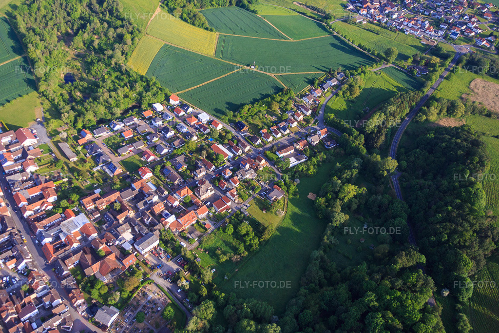 Luftbild: Dorfansicht aus Südosten im Ortsteil Wembach in Ober-Ramstadt im Bundesland Hessen in Deutschland. Foto: IMG_088708.jpg vom 20.05.2016 durch Werner Riehm/FLY-FOTO.de