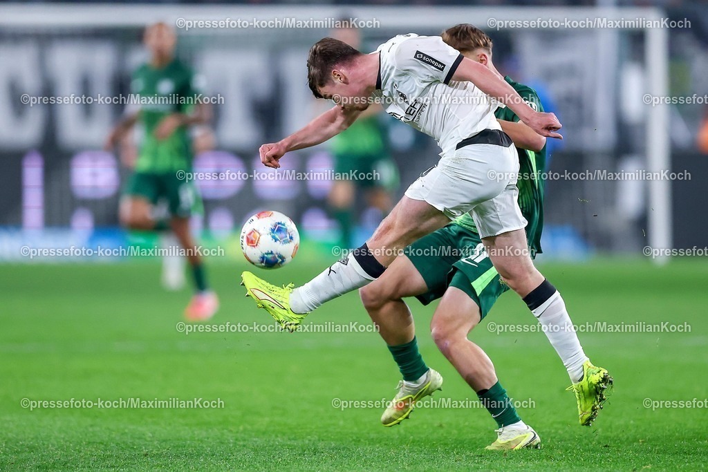 BMG13122502193 | 13.12.2025, Fußball, Borussia Mönchengladbach - VfL Wolfsburg, 1. Fußball Bundesliga, 14.Spieltag, Borussia-Park, Saison 2025 2026: Lukas Ullrich&nbsp;(Borussia Mönchengladbach #26) im Zweikampf gegen Pharell Hensel (VfL Wolfsburg #37) DFB regulations prohibit any use of photographs as image sequences and or quasi-video.