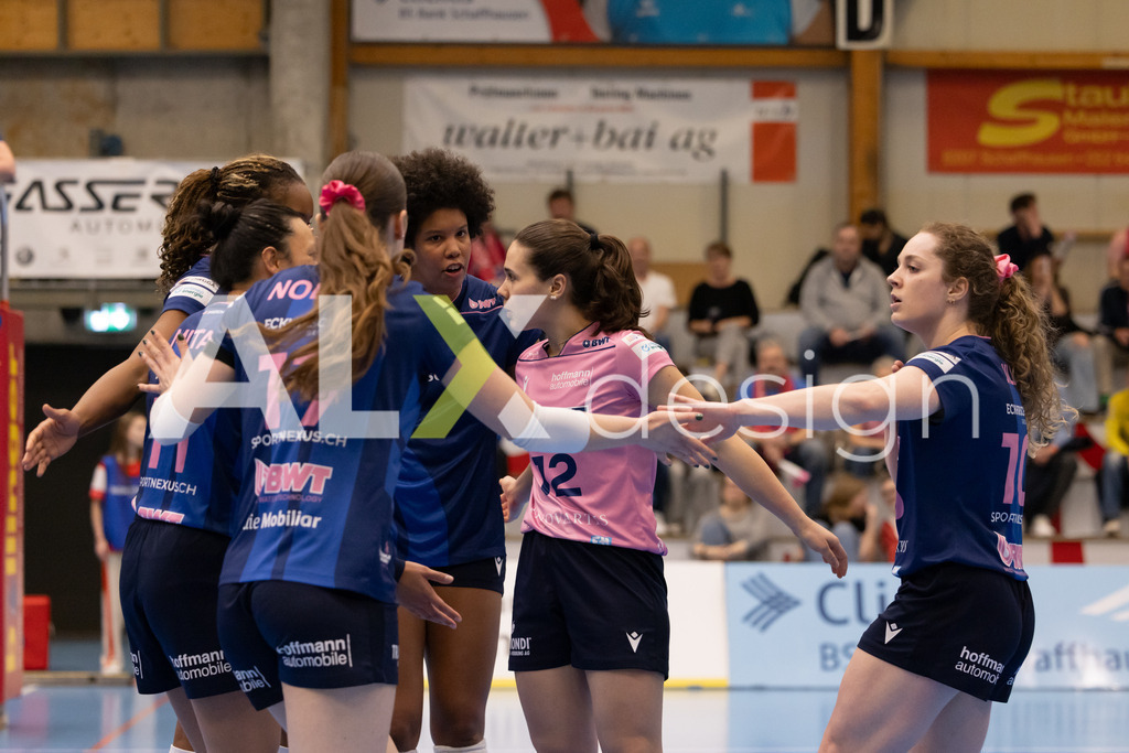 Volleyball I Frauen I Saison 2025-2026 I Volleyball NLA | Women I 1/2 Finals I  VC Kanti Schaffhausen - Sm'Aesch Pfeffingen I 07.03.2026 | Sm'Aesch Pfeffingen Spielerinnenkreis - Realisiert mit Pictrs.com