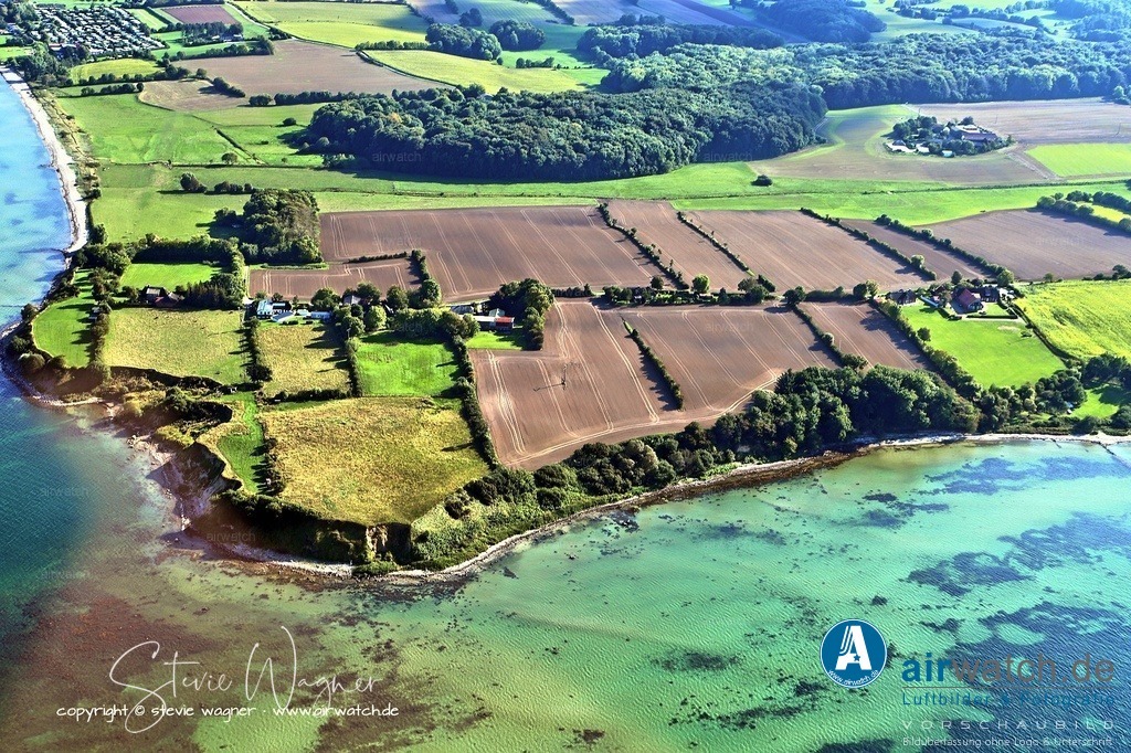 Luftbild Na de Huk - Steilufer am Ostseestrand | Ein gastronomischer Betrieb ist vor Ort nicht vorhanden, daher eignet er sich besonders für Besucher, die Ruhe suchen und ihre Verpflegung selbst mitbringen.