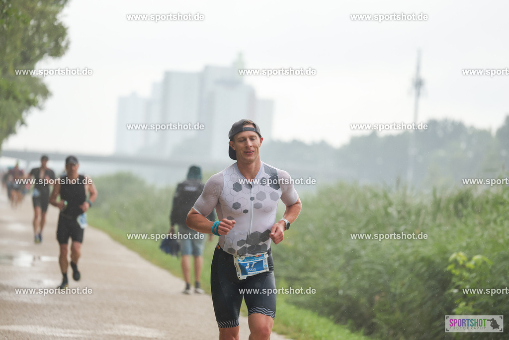 LUR_1029 | 34. M-net Erlanger Triathlon 2025 #erlangertriathlon  #mnettriathlon2025 #mnettriathlon #team #olympischedistanz #mitteldistanz #triathlon #maindonaukanal  #erlangertriathlon2025 #yourpictrs #tv1848 #tv1848erlangen  #triathlonbayern #sportinerlangen #demsportverbunden #sportshot_your_pictrs Copyright: www.sportshot.de