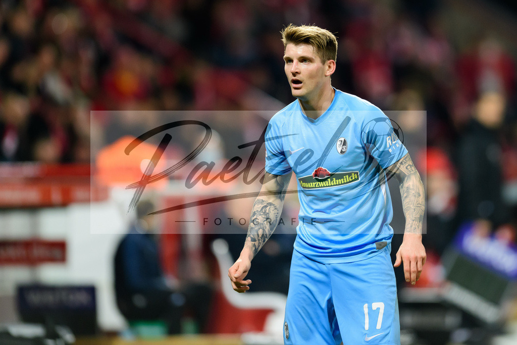 FCUFRE20211215_048 | Fussball, Herren: Lukas Kuebler (SC Freiburg) schaut bei dem Spiel der 1. Bundesliga zwischen 1. FC Union Berlin und SC Freiburg im Stadion An der Alten Foersterei am 15.12.2021 in Berlin, Deutschland.DFB / DFL REGULATIONS PROHIBIT ANY USE OF PHOTOGRAPHS AS IMAGE SEQUENCES AND/OR QUASI-VIDEO. - Realisiert mit Pictrs.com
