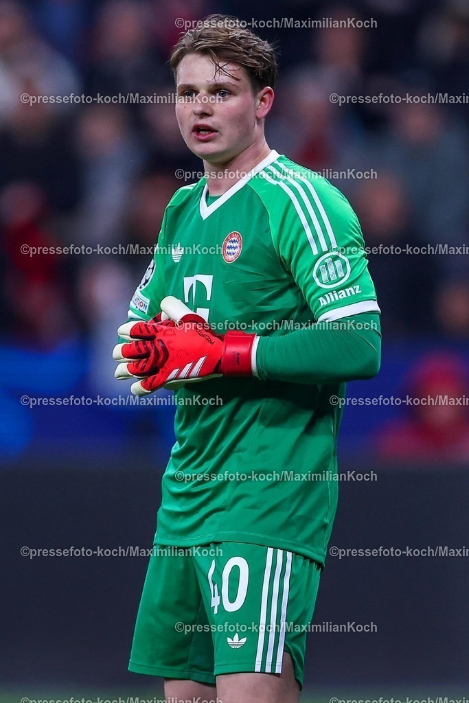 UCL11032502323 | 11.03.2025, Fußball, UEFA Champions League, Bayer 04 Leverkusen - FC Bayern München, Achtelfinale Rückspiel, BayArena, Saison 2024 2025: Torwart Jonas Urbig (FC Bayern #40)DFB regulations prohibit any use of photographs as image sequences and or quasi-video.