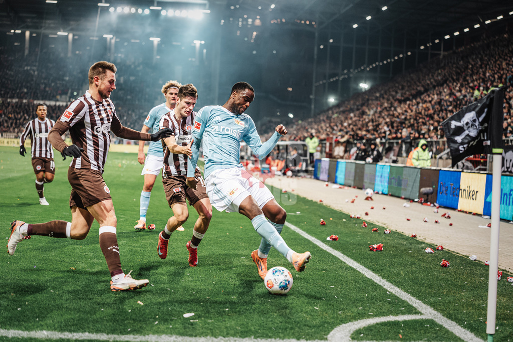 Fußball | Männer | Saison 2025/2026  | Fußball-Bundesliga | 11. Spieltag | FC St. Pauli vs. 1. FC Union Berlin | 23.11.2025 | v.l. Hauke Wahl (#5, FC St. Pauli), Arkadiusz Pyrka (#11, FC St. Pauli) und Ilyas Ansah (#10, 1. FC Union Berlin)