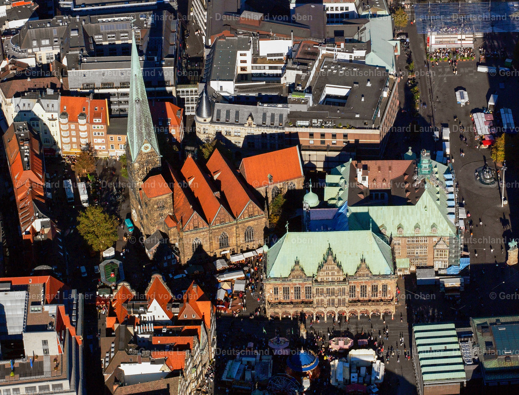 2581489A | BREMEN  Kirchengebäude des St.-Petri- Dom und Rathaus am Domshof im Morgenlicht in der Altstadt von Bremen. Weiterführende Informationen bei: St. Petri Domgemeinde zu Bremen,  Stadt Bremen. // Church building of the cathedral of Bremen and city hall on the market square in the historic city centre of Bremen in Germany. Further information at: St. Petri Domgemeinde zu Bremen,  Stadt Bremen. Foto: Gerhard Launer