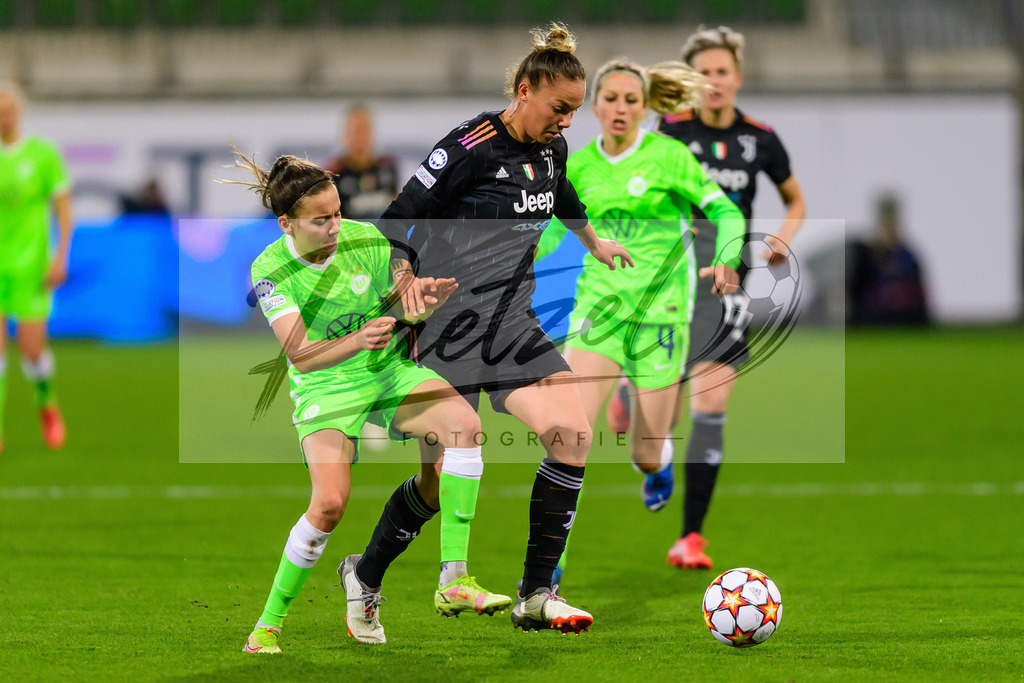 WOBJUV20211118_166 | Fussball, Frauen: Joelle Wedemeyer (VfL Wolfsburg) und Andrea Staskova (Juventus FC) im Zweikampf bei dem Spiel der UEFA Women´s Champions League zwischen VfL Wolfsburg und Juventus Turin im AOK-Stadion am 18.11.2021 in Wolfsburg, Deutschland. - Realisiert mit Pictrs.com