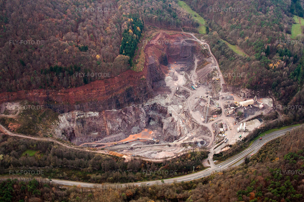Luftbild: Gelände und Abraum- Flächen Zement- Tagebau der Heidelberger Beton GmbH - Region Süd-West in Waldhambach im Bundesland Rheinland-Pfalz in Deutschland. Foto: IMG_61141.jpg vom 30.11.2013 durch Werner Riehm/FLY-FOTO.de